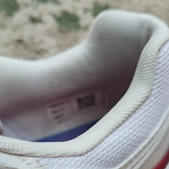 On Running White and Black Sneakers Minimalist Design - Picture 3 of 4